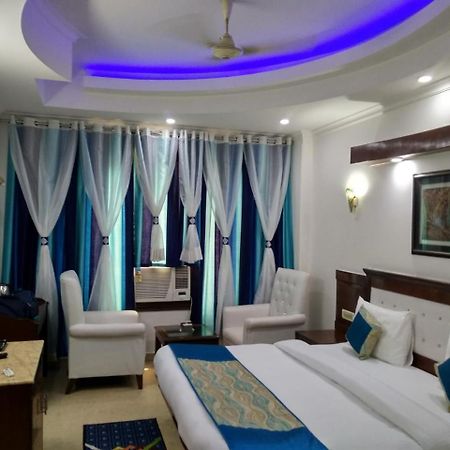 Hotel Tjs Grand Delhi  Eksteriør billede