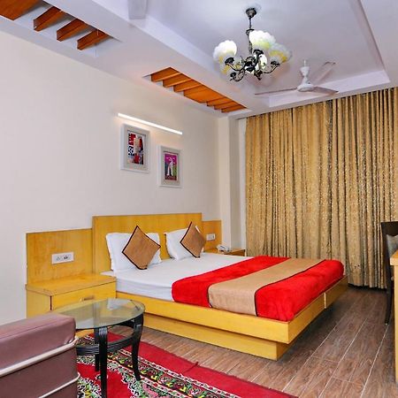 Hotel Tjs Grand Delhi  Eksteriør billede