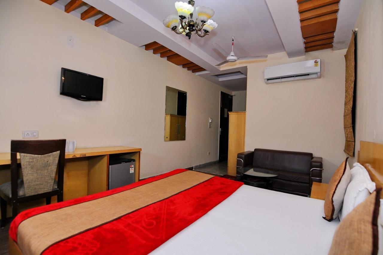 Hotel Tjs Grand Delhi  Eksteriør billede