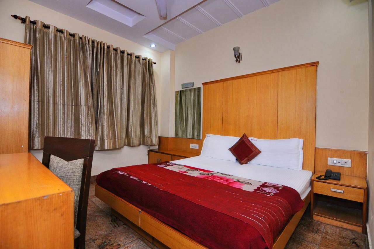 Hotel Tjs Grand Delhi  Eksteriør billede