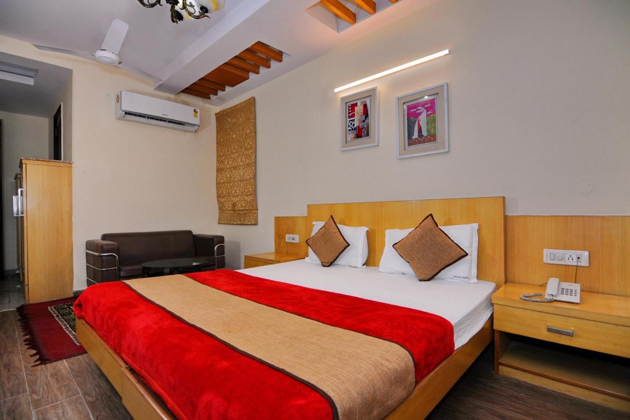 Hotel Tjs Grand Delhi  Eksteriør billede