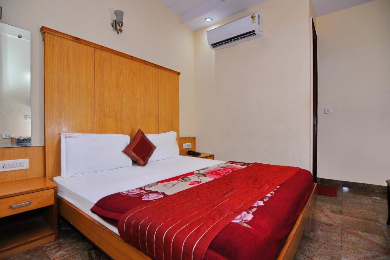 Hotel Tjs Grand Delhi  Eksteriør billede