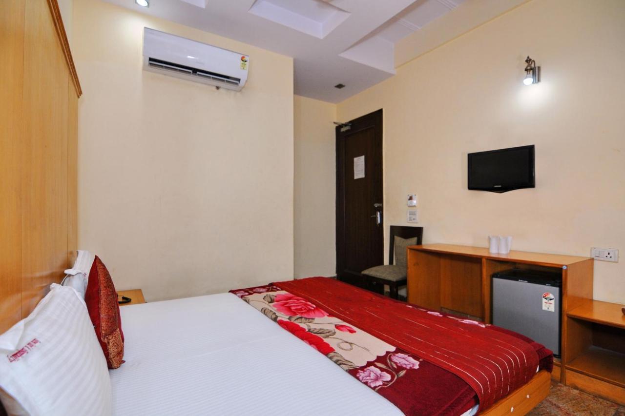 Hotel Tjs Grand Delhi  Eksteriør billede