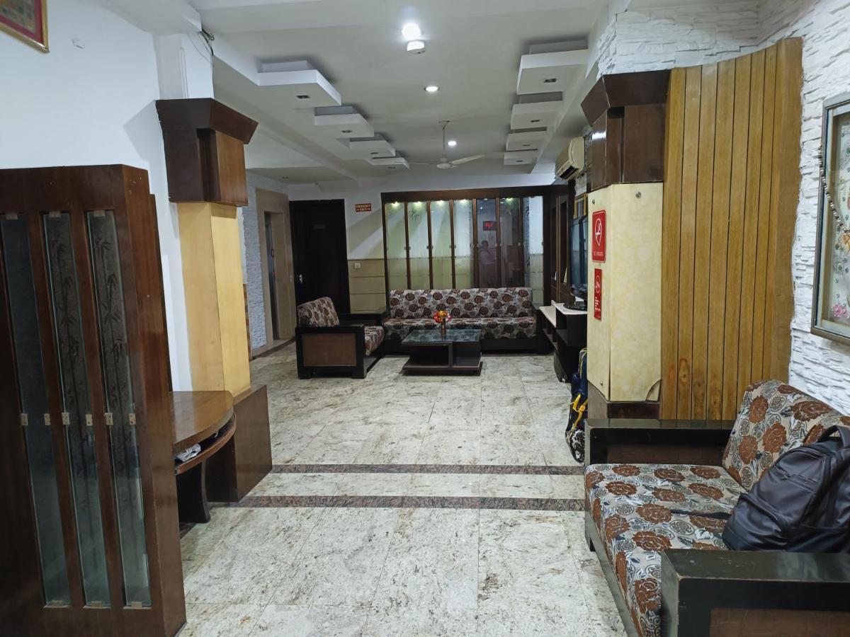Hotel Tjs Grand Delhi  Eksteriør billede
