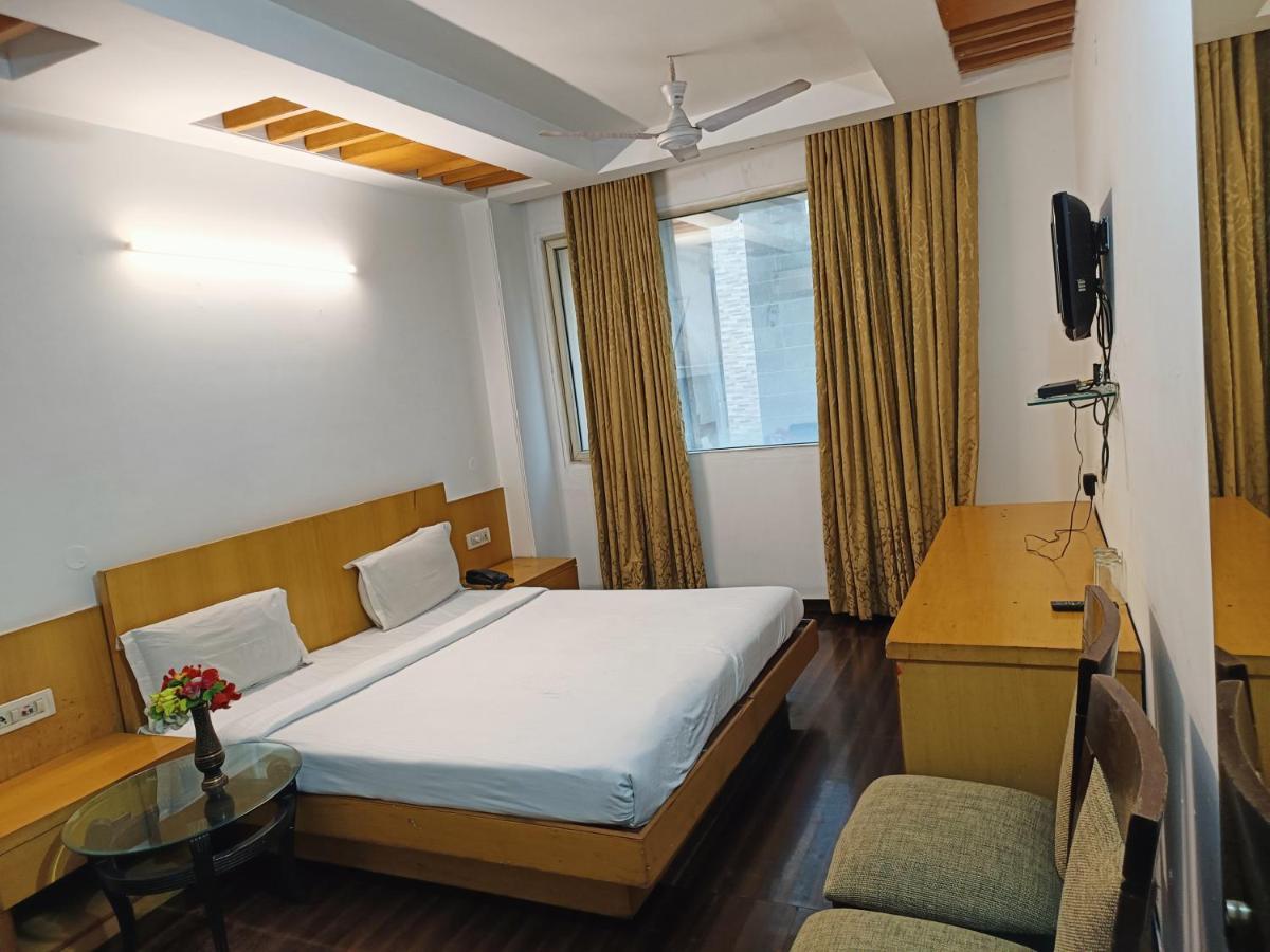 Hotel Tjs Grand Delhi  Eksteriør billede