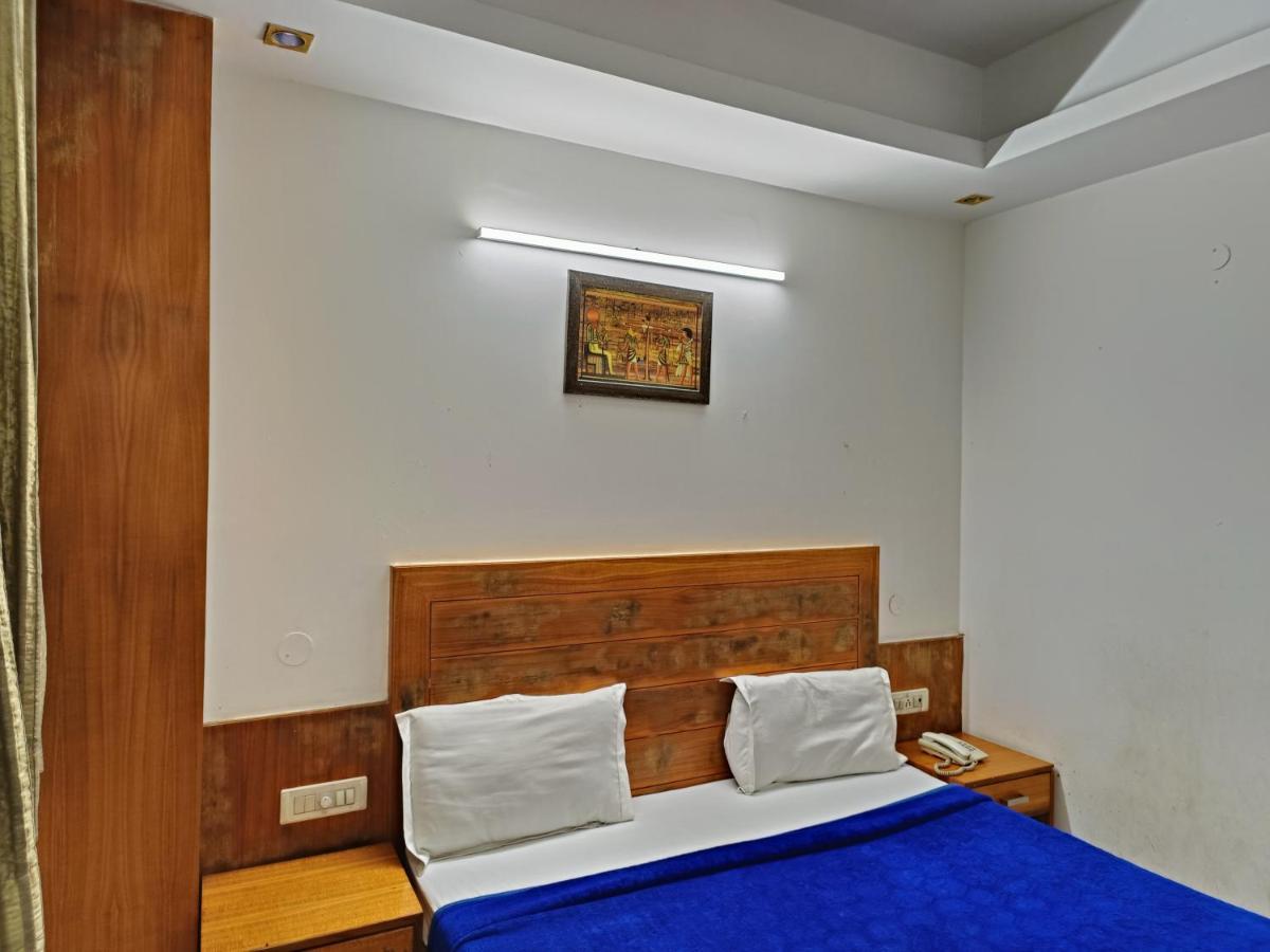 Hotel Tjs Grand Delhi  Eksteriør billede