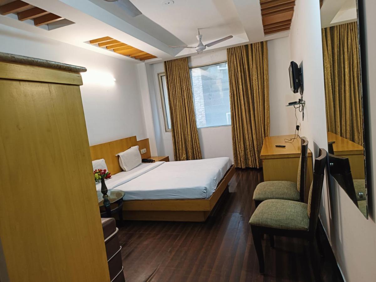 Hotel Tjs Grand Delhi  Eksteriør billede