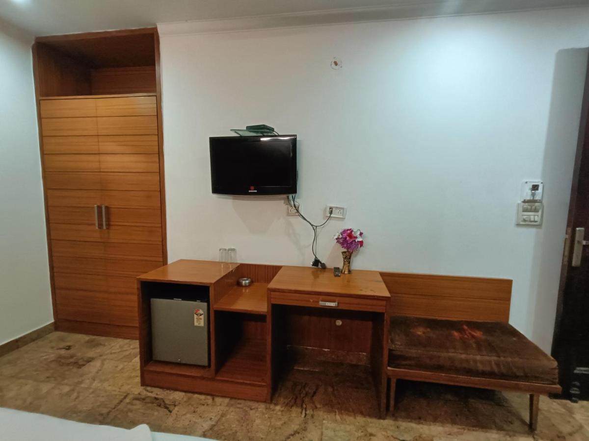 Hotel Tjs Grand Delhi  Eksteriør billede