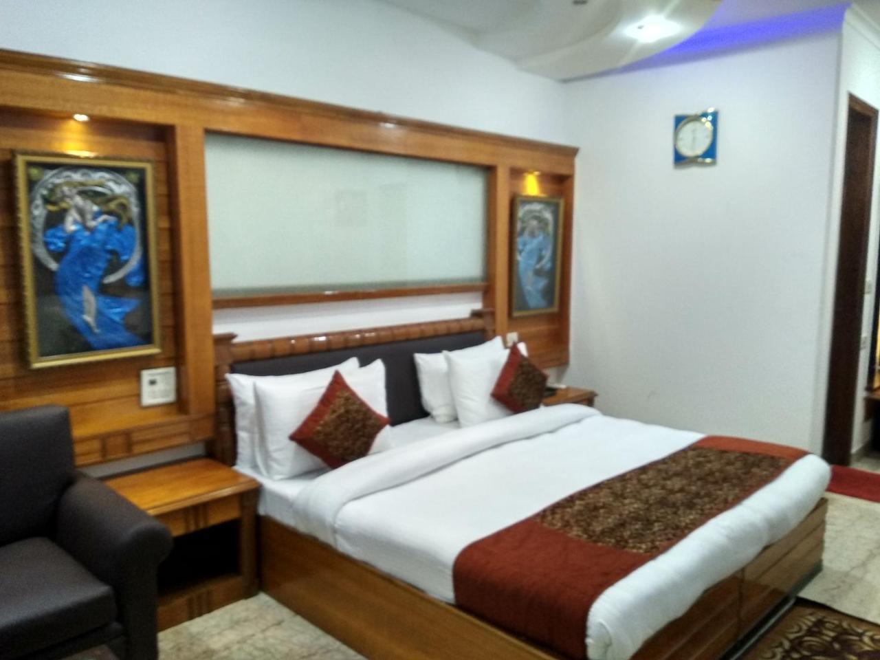 Hotel Tjs Grand Delhi  Eksteriør billede