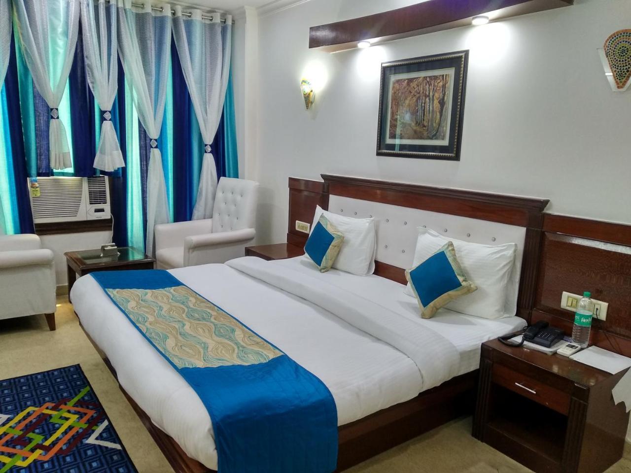 Hotel Tjs Grand Delhi  Eksteriør billede