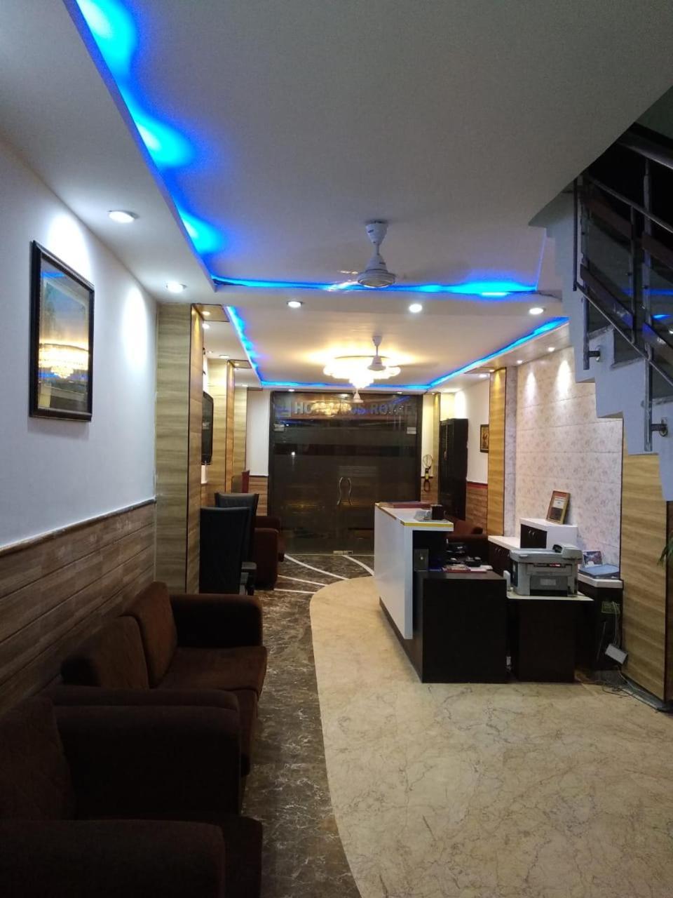Hotel Tjs Grand Delhi  Eksteriør billede