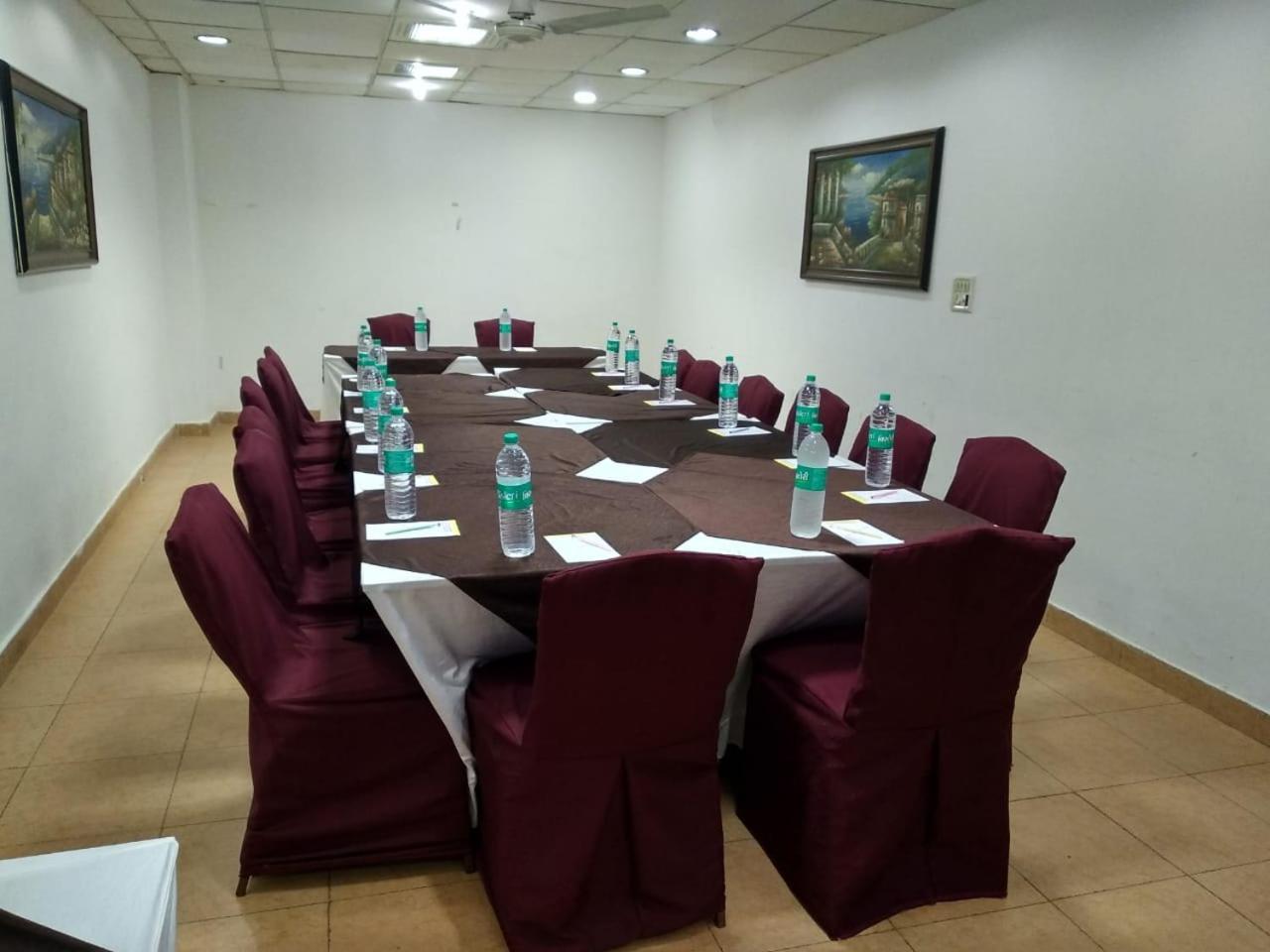 Hotel Tjs Grand Delhi  Eksteriør billede