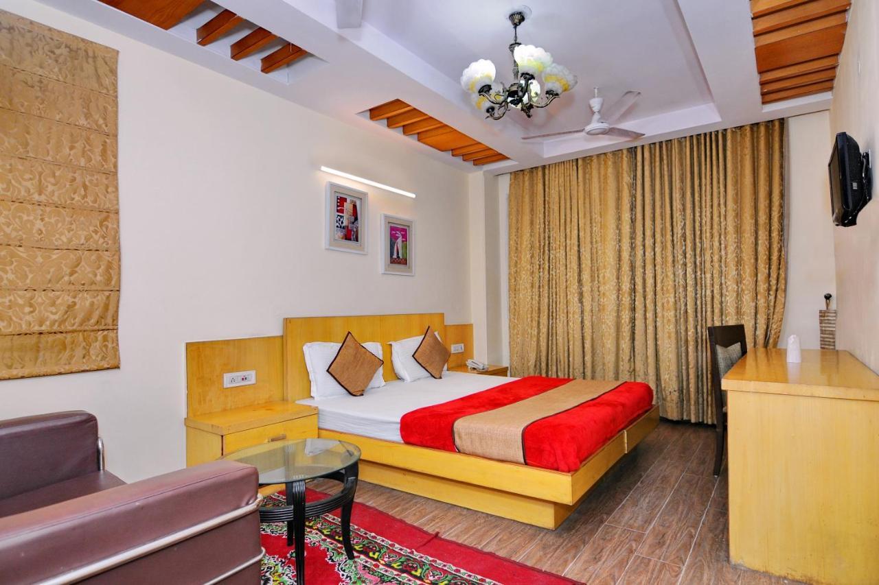 Hotel Tjs Grand Delhi  Eksteriør billede